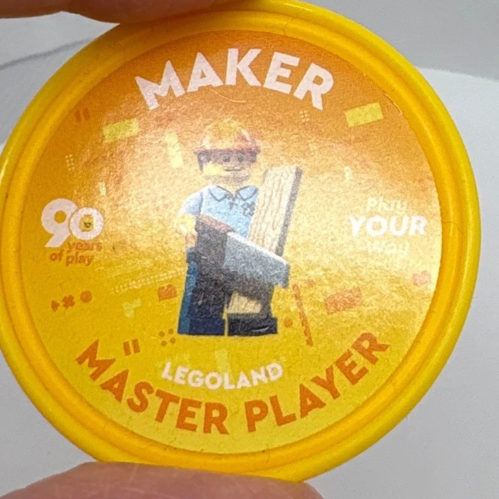 LEGO Legoland California Maker Master Player‎ Yellow 2022 Pop Badge